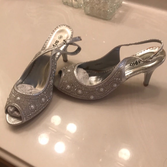 Silver Heels - Picture 2 of 6
